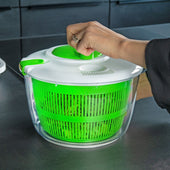 Lade das Bild in den Galerie-Viewer, Intirilife Salatschleuder Salattrockner aus Kunststoff in Grün mit 25 x 21.5 cm Größe - Küchenhelfer mit Kurbel zum Waschen von Salat oder Gemüse