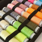 Lade das Bild in den Galerie-Viewer, Intirilife 126-teiliges Nähset in Schwarz - 21 x 14.5 x 5.5 cm - Näh Zubehör Zeug für Anfänger und Profis zum Nähen für Zuhause und Unterwegs Nähkästchen Tasche