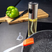 Lade das Bild in den Galerie-Viewer, Intirilife 4-teiliges Ölsprüher Set Sprühflasche 100 ml Füllmenge - 3.9 x 18 cm - Set mit Backpinsel, Flaschenbürste und Öltrichter - Zum Kochen Grillen BBQ Salate Pasta für Öl oder Essig