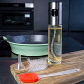 Lade das Bild in den Galerie-Viewer, Intirilife 4-teiliges Ölsprüher Set Sprühflasche 100 ml Füllmenge - 3.9 x 18 cm - Set mit Backpinsel, Flaschenbürste und Öltrichter - Zum Kochen Grillen BBQ Salate Pasta für Öl oder Essig