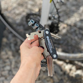 Lade das Bild in den Galerie-Viewer, Intirilife 16 in 1 Reparaturwerkzeug für Fahrrad aus Stahl in Schwarz - 9 x 4 x 2.5 cm - Multitool Werkzeug für unterwegs Fahrradwerkzeug Zubehör klein und handlich