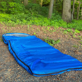 Lade das Bild in den Galerie-Viewer, Intirilife Schlafsack geeignet für 0 - 5 Grad aus blauem Polyester - 210 x 70 cm - Hüttenschlafsack mit Tasche für Outdoor Aktivitäten Camping Rucksackreisen Wandern für Erwachsene und Kinder