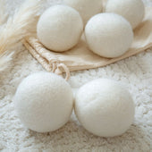 Lade das Bild in den Galerie-Viewer, Intirilife 6-teiliges Trocknerbälle Set aus weißer Baumwolle - 7 cm Durchmesser - Wiederverwendbar Trockenball für Wäschetrockner Reduziert Falten Kann mit Duft beträufelt werden für duftene Kleidung