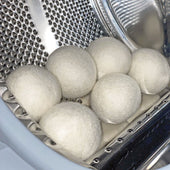 Lade das Bild in den Galerie-Viewer, Intirilife 6-teiliges Trocknerbälle Set aus weißer Baumwolle - 7 cm Durchmesser - Wiederverwendbar Trockenball für Wäschetrockner Reduziert Falten Kann mit Duft beträufelt werden für duftene Kleidung