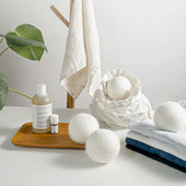 Lade das Bild in den Galerie-Viewer, Intirilife 6-teiliges Trocknerbälle Set aus weißer Baumwolle - 7 cm Durchmesser - Wiederverwendbar Trockenball für Wäschetrockner Reduziert Falten Kann mit Duft beträufelt werden für duftene Kleidung