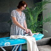 Lade das Bild in den Galerie-Viewer, Intirilife Bügelbrettbezug aus Baumwolle mit blauem Schmetterlingsmuster - 130 x 52 cm - Bezug für Dampfbügelstation Bügeltisch Zum effizienten Bügeln