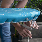 Lade das Bild in den Galerie-Viewer, Intirilife Bügelbrettbezug aus Baumwolle mit blauem Schmetterlingsmuster - 130 x 52 cm - Bezug für Dampfbügelstation Bügeltisch Zum effizienten Bügeln