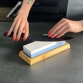 Lade das Bild in den Galerie-Viewer, Intirilife 2 in 1 Schleifstein Set Wetzstein 1000 / 6000 mit Silikonhalterung für Messer in Blau - Weiß - 21.3 x 9.2 x 4.6 cm - Doppelseitiger Messerschärfer Abziehstein zum Schärfen von Messer