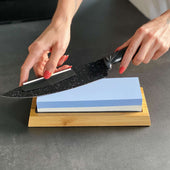 Lade das Bild in den Galerie-Viewer, Intirilife 2 in 1 Schleifstein Set Wetzstein 1000 / 6000 mit Silikonhalterung für Messer in Blau - Weiß - 21.3 x 9.2 x 4.6 cm - Doppelseitiger Messerschärfer Abziehstein zum Schärfen von Messer