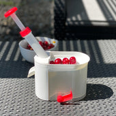 Lade das Bild in den Galerie-Viewer, Intirilife Kirschentkerner Kirschkernbohrer aus Kunststoff in Weiß - Rot - 24 x 11.5 x 28 cm - Kirschentsteinerum leichten Entfernen von Frucht- und Obstkernen