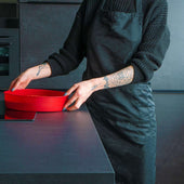 Lade das Bild in den Galerie-Viewer, Intirilife 2-teiliges Set Kochschürzen Latzschürzen in Schwarz aus Polyester für Männer und Frauen - 69 x 80 cm - Küchenschürze Backschürze zum Schutz vor Flecken beim Kochen Backen Malen Basteln