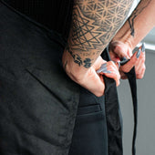 Lade das Bild in den Galerie-Viewer, Intirilife 2-teiliges Set Kochschürzen Latzschürzen in Schwarz aus Polyester für Männer und Frauen - 69 x 80 cm - Küchenschürze Backschürze zum Schutz vor Flecken beim Kochen Backen Malen Basteln