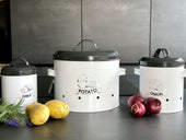 Lade das Bild in den Galerie-Viewer, Intirilife 3er Set Vorratsdosen mit Deckel und Beschriftung in Weiß - Grau - 11.5 x 17 / 14.5 x 17.5 / 23 x 26.5 cm - Aufbewahrungsdosen aus Metall 3 Größen zur Lagerung von Kartoffeln Zwiebeln Gemüse