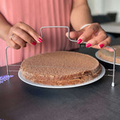 Lade das Bild in den Galerie-Viewer, Intirilife Tortenschneider Kuchenschneider aus Edelstahl - 31.8 x 16.5 cm - Tortenbodenschneider mit 2 gezahnten verstellbaren Schneiddrähten Tortenbodenteiler zum Zerteilen von Torten und Kuchen
