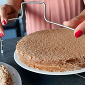 Lade das Bild in den Galerie-Viewer, Intirilife Tortenschneider Kuchenschneider aus Edelstahl - 31.8 x 16.5 cm - Tortenbodenschneider mit 2 gezahnten verstellbaren Schneiddrähten Tortenbodenteiler zum Zerteilen von Torten und Kuchen