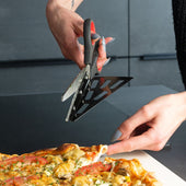 Lade das Bild in den Galerie-Viewer, Intirilife 2 in 1 Pizzaschere Edelstahlklinge mit Heber und weichem Griff - 27.5 x 8 cm - Pizzaschneider Pizza Cutter für sauberes Schneiden von Pizza Flammkuchen Blechkuchen