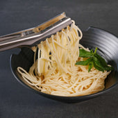 Lade das Bild in den Galerie-Viewer, Intirilife 2er Set Spaghettilöffel und Spaghettizange aus Edelstahl - 36 x 8.5 x 6 / 23.5 x 3.5 x 6 cm - Nudellöffel Nudelkelle Nudelzange Küchenzange für Salat Grillfleisch und vielem mehr