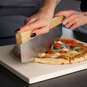 Lade das Bild in den Galerie-Viewer, Intirilife Profi Pizzaschneider in Braun Wiegemesser mit Edelstahlklinge - 35.3 x 10.8 x 2 cm - Großes Pizzamesser Kräutermesser mit Klingenschutz