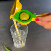 Lade das Bild in den Galerie-Viewer, Intirilife 2in1 Zitruspresse aus Metall in Gelb - Grün - 22 x 7.5 x 6 cm - Manuelle Zitronenpresse Handpresse für Zitronen und Limetten einfache Handhabung praktisch für Salat Limonade Cocktails uvm.