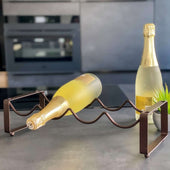 Lade das Bild in den Galerie-Viewer, Intirilife Weinregal aus Eisen für 4 Weinflaschen in Schwarz - Stapelbar - 43 x 17 x 11 cm - Weinhalterung Flaschenregal zum sichere Lagern von Weinflaschen Tischregal