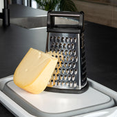 Lade das Bild in den Galerie-Viewer, Intirilife Vierkantreibe aus Edelstahl mit rutschfestem Boden und Griff - 14 x 22.5 cm - Küchenreibe Hobel Käsereibe Zester mit 4 Reibeflächen, Zerkleinern von Parmesan, Gemüse, Kartoffeln uvm.