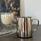 Lade das Bild in den Galerie-Viewer, Intirilife Milchkännchen aus Edelstahl - 350 ml Füllmenge - 11 x 7.8 x 9.5 cm - Milchkanne Barista Krug für aufgeschäumte Milch für schöne Muster im Kaffee Cappuccino oder heißer Schokolade
