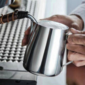 Lade das Bild in den Galerie-Viewer, Intirilife Milchkännchen aus Edelstahl - 350 ml Füllmenge - 11 x 7.8 x 9.5 cm - Milchkanne Barista Krug für aufgeschäumte Milch für schöne Muster im Kaffee Cappuccino oder heißer Schokolade