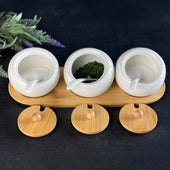 Lade das Bild in den Galerie-Viewer, Intirilife 3er Set Gewürzdosen Zuckerdose aus Porzellan in Weiß - Braun mit Deckel und Löffel - 28 x 9.5 x 8.5 cm - Schale Dose Spender mit Tablet für die Küche, Esstisch uvm.