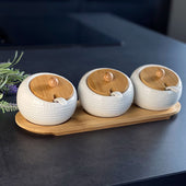 Lade das Bild in den Galerie-Viewer, Intirilife 3er Set Gewürzdosen Zuckerdose aus Porzellan in Weiß - Braun mit Deckel und Löffel - 28 x 9.5 x 8.5 cm - Schale Dose Spender mit Tablet für die Küche, Esstisch uvm.