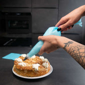 Lade das Bild in den Galerie-Viewer, Intirilife 15-teiliges Spritzbeutel Set aus Silikon mit Edelstahl Tüllen - Beutel 17 x 30.5 cm - Wiederverwendbares Backzubehör für Glasur Zuckerguss zum Dekorieren von Torten Cupcakes Muffins Kekse