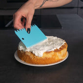 Lade das Bild in den Galerie-Viewer, Intirilife 15-teiliges Spritzbeutel Set aus Silikon mit Edelstahl Tüllen - Beutel 17 x 30.5 cm - Wiederverwendbares Backzubehör für Glasur Zuckerguss zum Dekorieren von Torten Cupcakes Muffins Kekse