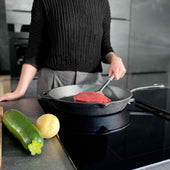 Lade das Bild in den Galerie-Viewer, Intirilife Gusseisen Pfanne - Rund 30 cm Durchmesser - 4.5 cm Höhe - 3.3 kg - Eisenpfanne mit zwei Griffen und Ausgießer Bratpfanne Servierpfanne für Herd und Grill