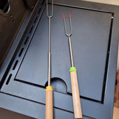 Lade das Bild in den Galerie-Viewer, Intirilife 8x Grillspieße aus Edelstahl mit Aufbewahrungstasche - 30 bis 80.5 cm ausziehbare Grillgabel, Schaschlikspieß, Fleischspieß in 8 Farben für Grillgut, Marshmallows, Stockbrot