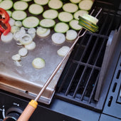 Lade das Bild in den Galerie-Viewer, Intirilife 8x Grillspieße aus Edelstahl mit Aufbewahrungstasche - 30 bis 80.5 cm ausziehbare Grillgabel, Schaschlikspieß, Fleischspieß in 8 Farben für Grillgut, Marshmallows, Stockbrot