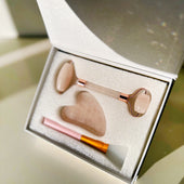 Lade das Bild in den Galerie-Viewer, Intirilife 3-teiliges Gua Sha Gesichtsmassage Set Gesichtsroller aus natürlichen Rosenquarz - Gua Sha 8 x 5.4 cm - Roller 14 x 5.8 cm - Warm und Kalt anwendbar, Hautpflege für Gesicht und Augen