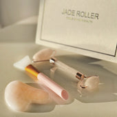 Lade das Bild in den Galerie-Viewer, Intirilife 3-teiliges Gua Sha Gesichtsmassage Set Gesichtsroller aus natürlichen Rosenquarz - Gua Sha 8 x 5.4 cm - Roller 14 x 5.8 cm - Warm und Kalt anwendbar, Hautpflege für Gesicht und Augen