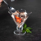 Lade das Bild in den Galerie-Viewer, Intirilife 6er Set Eisbecher aus Glas - 6 x 150 ml - Eisgläser Eisschalen Dessertschale - Dessertgläser mit Standfuß, Dessertbecher Servierschalen Set, 6 Stück- Spülmaschinenfest