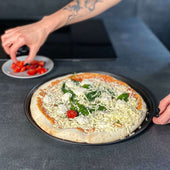 Lade das Bild in den Galerie-Viewer, Intirilife 2x Pizzablech rund aus Karbonstahl in Schwarz - 32 x 1.5 cm - Rundes Backblech für Pizza Flammkuchen, Knusperblech gelocht antihaft