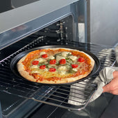 Lade das Bild in den Galerie-Viewer, Intirilife 2x Pizzablech rund aus Karbonstahl in Schwarz - 32 x 1.5 cm - Rundes Backblech für Pizza Flammkuchen, Knusperblech gelocht antihaft