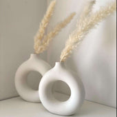 Lade das Bild in den Galerie-Viewer, Intirilife 2-teiliges Vasen Set rund aus Keramik in Weiß - 22 x 6 x 23 / 18 x 5 x 19.5 cm - Nordische dekorative Vasen in verschiedenen Größen für Blumen Trockenblumen