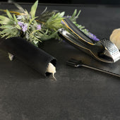 Lade das Bild in den Galerie-Viewer, Intirilife 3-teiliges Set Knoblauchpresse mit Silikonschäler und Reinigungsbürste - 15.5 x 3 cm - Praktisches Set zum einfachen Schälen und Pressen von Knoblauch