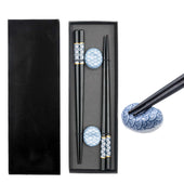 Lade das Bild in den Galerie-Viewer, Intirilife Essstäbchen Set in Schwarz mit blauem Fächermuster - 2 Paar Stäbchen 22.7 cm Länge mit 2 Stäbchenhalter 3.5x2.8x1.4 cm - Wiederverwendbare Sushi Essstäbchen Chinesische Japanische Stäbchen