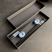 Lade das Bild in den Galerie-Viewer, Intirilife Essstäbchen Set in Schwarz mit blauem Fächermuster - 2 Paar Stäbchen 22.7 cm Länge mit 2 Stäbchenhalter 3.5x2.8x1.4 cm - Wiederverwendbare Sushi Essstäbchen Chinesische Japanische Stäbchen