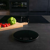 Lade das Bild in den Galerie-Viewer, Intirilife Küchenwaage Digitale runde Lebensmittelwaage mit LCD Display in Schwarz aus Glas und ABS-Kunststoff - Max. 5 Kg - 20 x 1.6 cm - Elektronische Haushaltsware inklusive Batterien