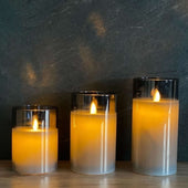 Lade das Bild in den Galerie-Viewer, Intirilife 3x Kerzen flammenlose LED Kerzen aus Wachs im Glas in Smoky Grau - 7.4 x 15 /12.5 / 10 cm - Stumpenkerze mit Fernbedienung batteriebetrieben Deko Idee