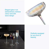 Lade das Bild in den Galerie-Viewer, Intirilife Martini Glas mit Regenbogen Schimmer und Wellenform - 140 ml Füllmenge - Cocktail Glas Schale Spülmaschinenfest Kristallglas stoßfest
