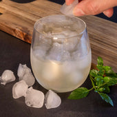 Lade das Bild in den Galerie-Viewer, Intirilife Trinkglas mit Regenbogen Schimmer und Wellenform - 380 ml Füllmenge - Wasser Saft Glas Spülmaschinenfest Kristallglas stoßfest