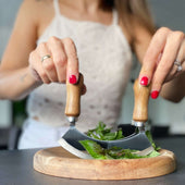 Lade das Bild in den Galerie-Viewer, Intirilife Wiegemesser mit Schneidebrett - Kräutermesser 13.5 x 2.4 x 13 cm mit Kräuterbrett 20 x 2.1 cm - Mezzaluna Biegemesser mit 2 Klingen für Kräuter und Gewürze