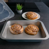 Lade das Bild in den Galerie-Viewer, Intirilife Backblech mit Abdeckhaube zum Transportieren in Silber - Außen 37.1 x 25 x 9 cm - Innen 31 x 21 x 5.5 cm - ca 2.6 Liter Füllmenge - Rechteckiger Behälter Antihaft Kuchen Box mit Tragegriff