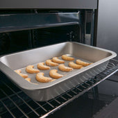 Lade das Bild in den Galerie-Viewer, Intirilife Backblech mit Abdeckhaube zum Transportieren in Silber - Außen 37.1 x 25 x 9 cm - Innen 31 x 21 x 5.5 cm - ca 2.6 Liter Füllmenge - Rechteckiger Behälter Antihaft Kuchen Box mit Tragegriff